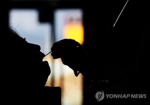 동해서 일가족 등 하루 30명 확진…중앙초교 25명(종합)