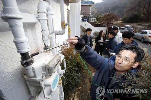 "매일이 살얼음 같아요"…불안에 떠는 방문점검 노동자