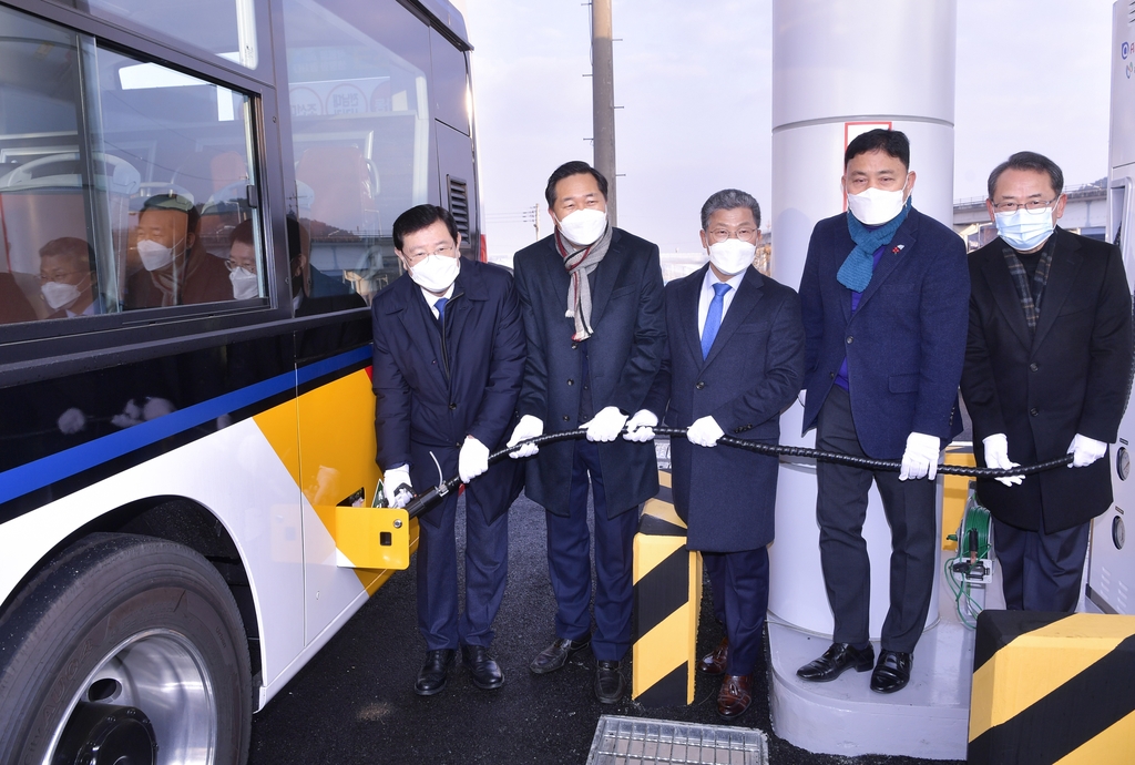 광주 수소 시내버스 '시동'…도심 6대 운행 개시