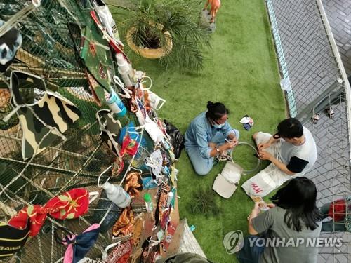 인도네시아 성당, 성탄절 트리 마스크로 장식…코로나 경각심