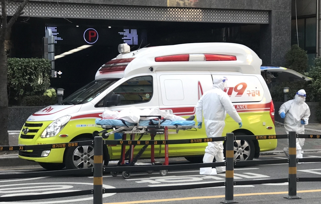 병상 기다리는 부천 요양병원 확진자 가족들…발만 '동동'