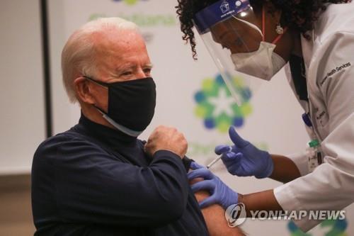 바이든, 화이자 백신 '생중계 접종'…"걱정할 것 없어"(종합)