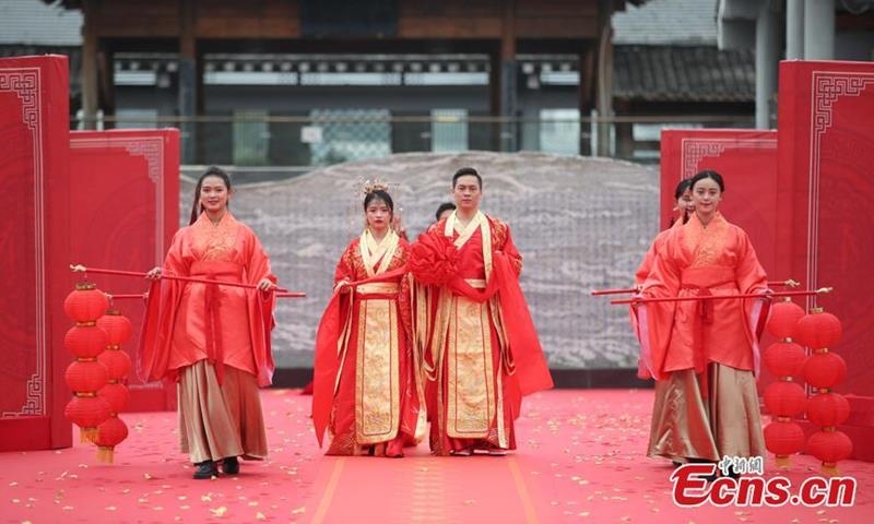 중국 새 결혼 풍속도…2명 낳아 양가 성씨 부여