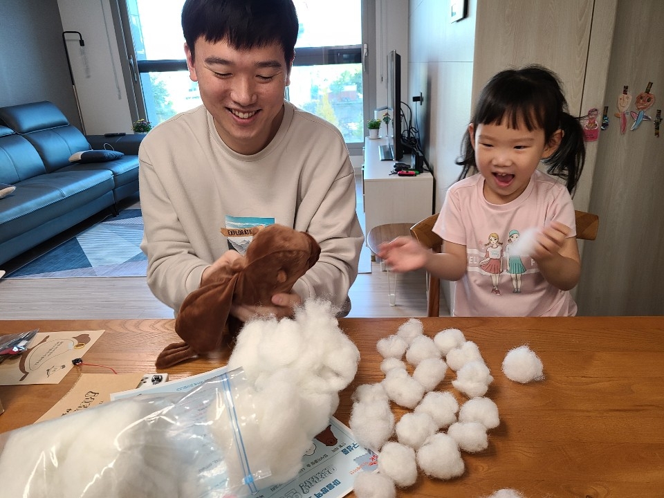 SK이노 직원들 '마음방역' 봉사…'재활용솜 인형' 독거노인 전달