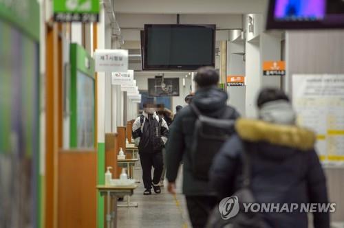 충북 '코로나 수능' 성적표 배부도 워킹스루