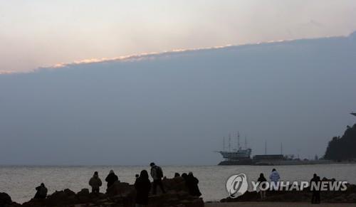 '일출 명소 통제 첫날' 동해안 찾은 관광객…짙은 구름에 헛걸음