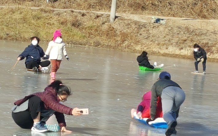 [픽! 보은] "얼음썰매장 안 녹게 매일 추웠으면"