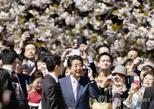 아베 '유권자 향응' 면죄부 논란…"의원직 사퇴해야" 주장도