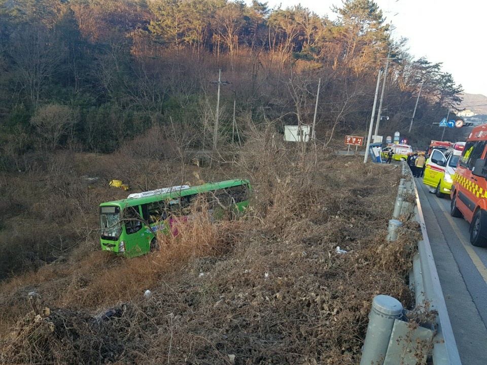 부산서 마을버스 언덕 아래 추락…승객 1명 부상