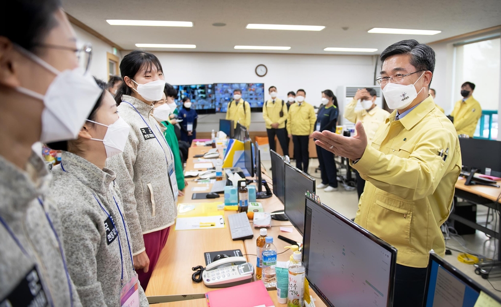 서욱, 충남 생활치료센터 방문…의무지원 간호생도 격려