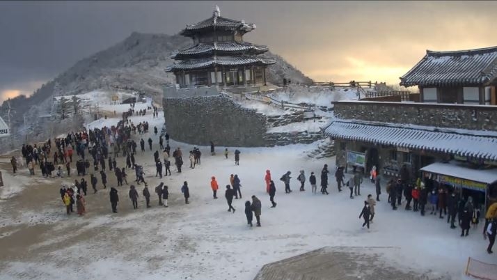 스키장 슬로프 폐쇄해도 곤돌라는 운영…관광객 북적북적