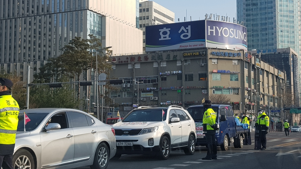 경찰 금지 통고에도 비정규직 공동행동 서울 도심 차량집회