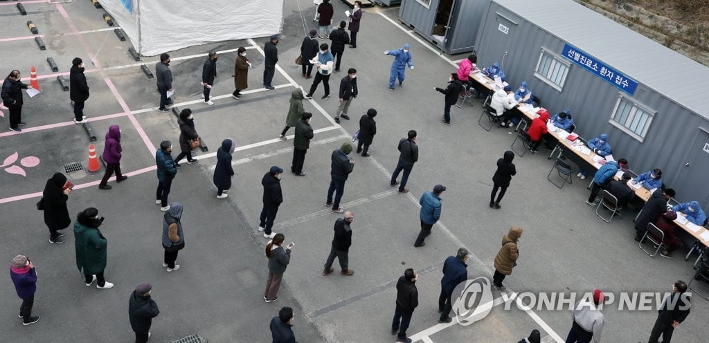 거리두기 효과는 언제?…오늘 신규 확진 500명 안팎 나올듯