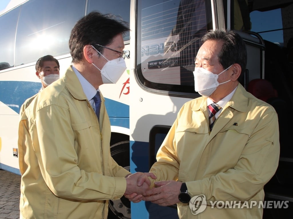 정세균 "주말까지 상황 보며 추가 격상 결정"