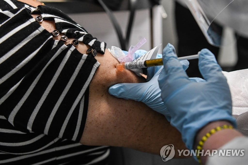 미국 백신책임자 "터널 끝 빛 보여…내년 4월 일상 회복"