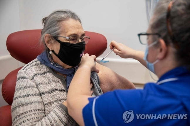 화이자 백신 맞아도 될까…"알레르기반응·청소년은 주의"