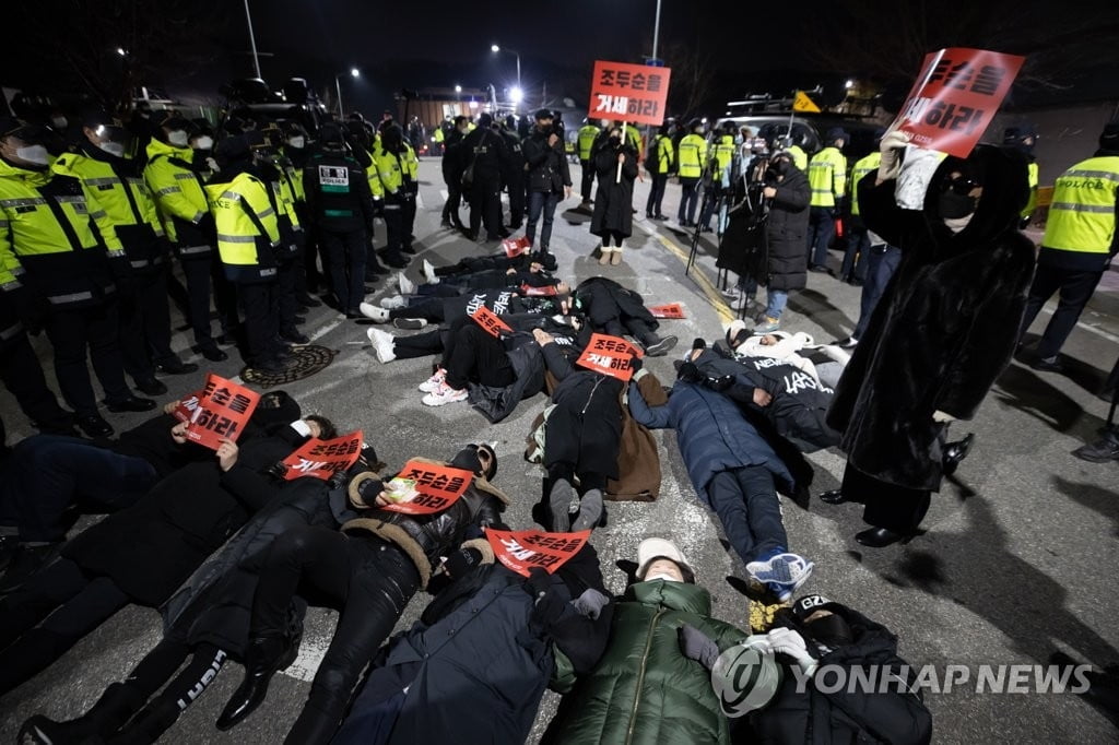 "왜 범죄자 보호하냐"…조두순 출소에 욕설·달갈 세례