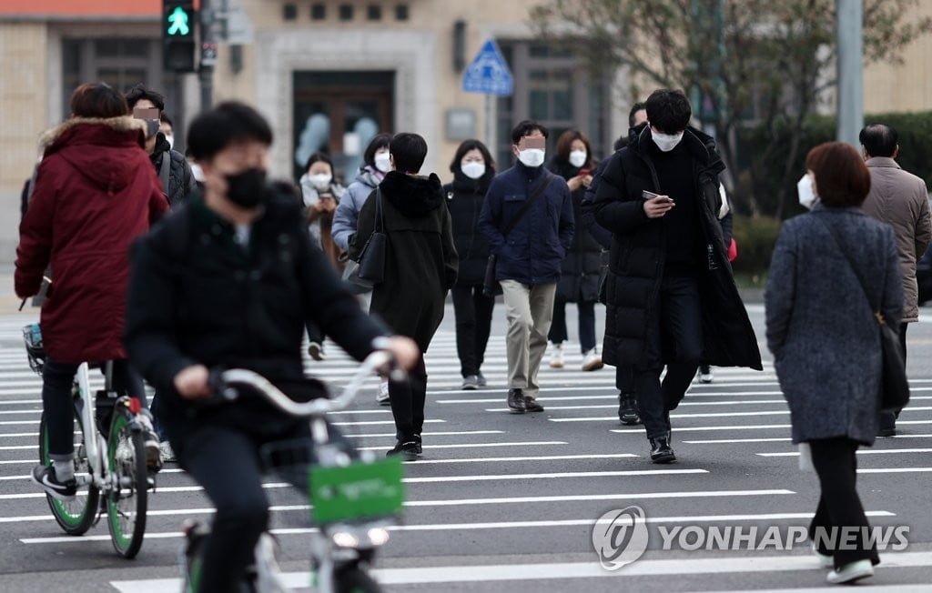 K-방역 무너졌다, 신규 확진 첫 1천명대…3단계 격상 검토