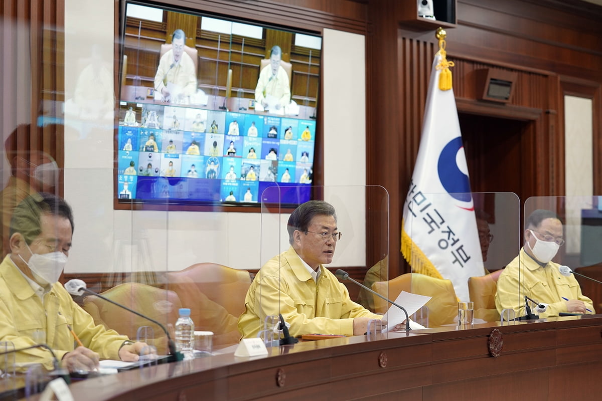 문 대통령이 13일 정부서울청사에서 코로나19 중앙재난안전대책본부 회의를 직접 주재했다. (청와대 제공)