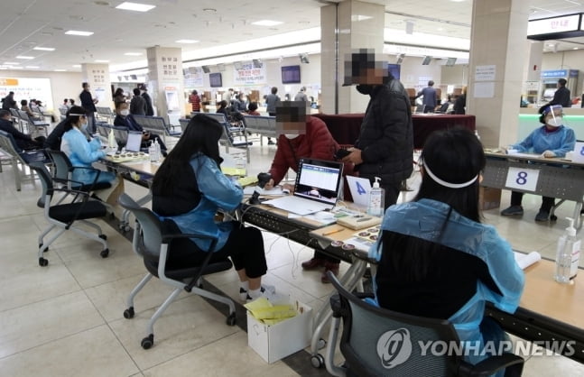 전남대병원 간호사 2명 또 확진…폐쇄·진료중단 검토