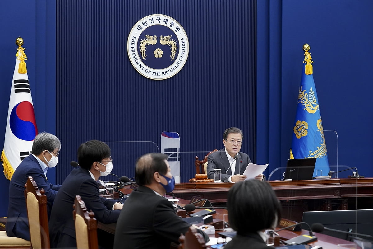 문 대통령이 15일 청와대에서 제61회 국무회의를 주재했다. (청와대 제공)