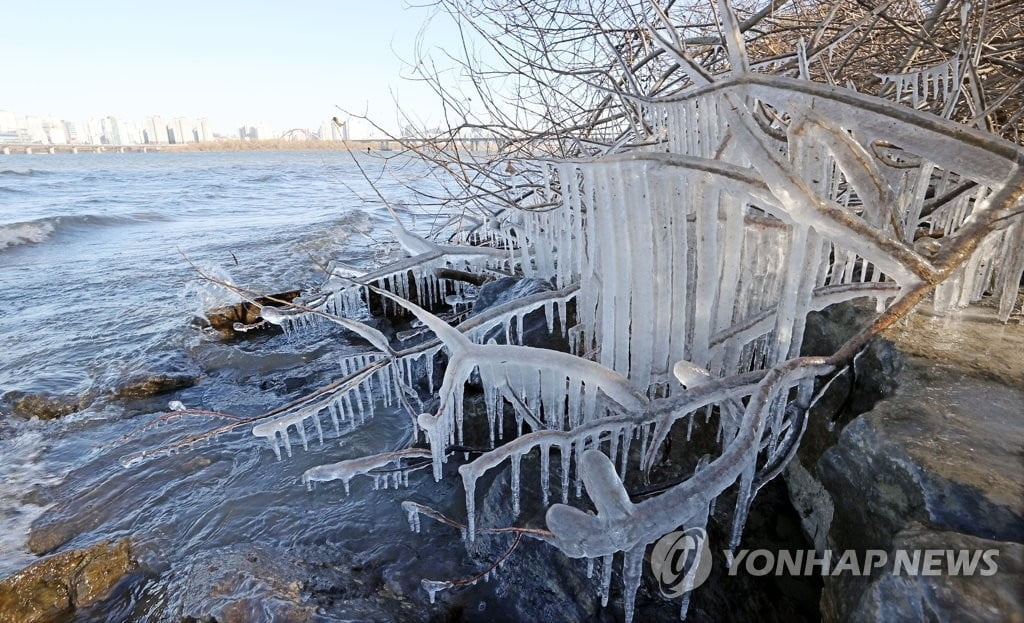 `혹한 추위` 서울 아침 최저기온 영하 18도…남부엔 눈발