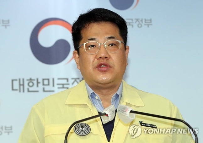 정부 "이번 주말에 거리두기 연장 또는 상향 여부 결정"