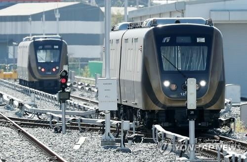 김포도시철도 1시간 넘게 멈춰…승객들 선로로 대피