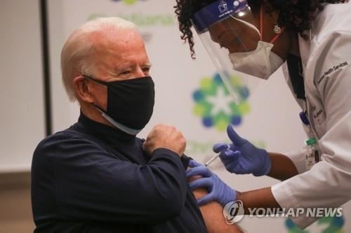 바이든, 화이자 백신 생중계로 맞았다…"트럼프 공로 인정해야"