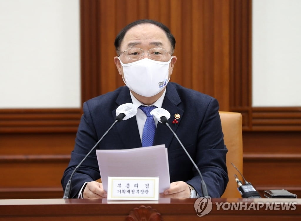 홍남기 "이달 전세시장 상승폭 일부 축소..전세 매물도 누적"