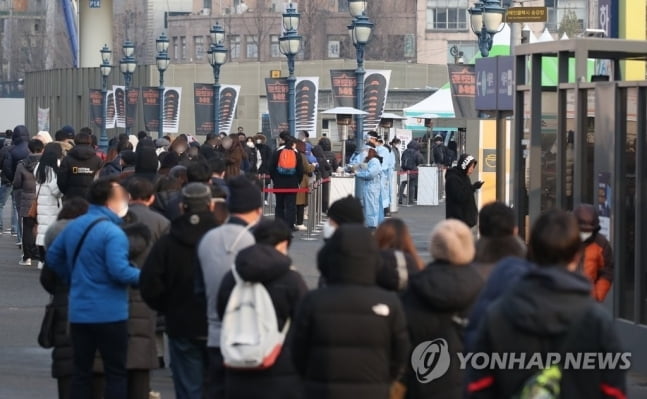 [속보] 코로나19 신규 확진 985명·사망 17명…지역발생 955명