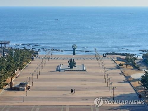 "과도하다" 해맞이 명소 폐쇄·숙박제한 상인들 반발