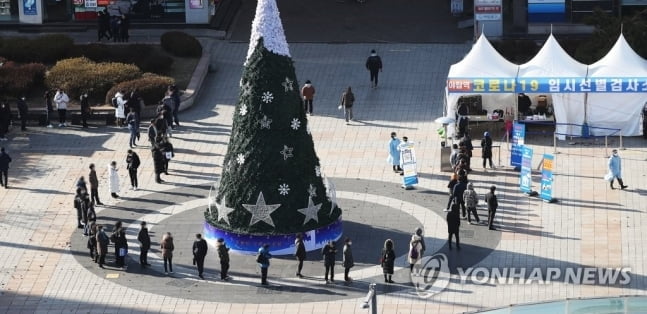 `5인 금지` 안 통했나…성탄 전야 서울서 500명대 신규 확진