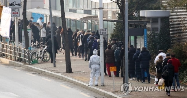 [속보] 코로나19 신규 확진 1046명·사망 40명…지역발생 1030명