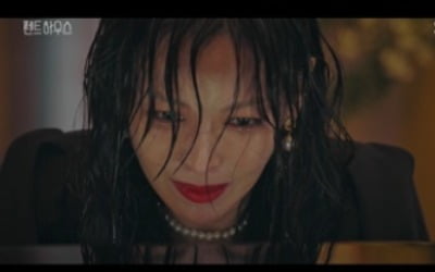 '펜트하우스' 김소연, 광기 폭발…父 죽음 방치 후 피아노 연주 '소름'