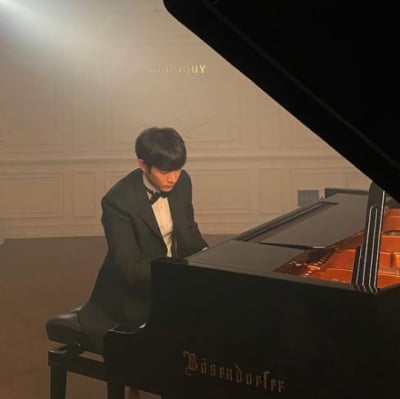 '펜트하우스' 김영대, 수트 입고 피아노 연주 '분위기甲'
