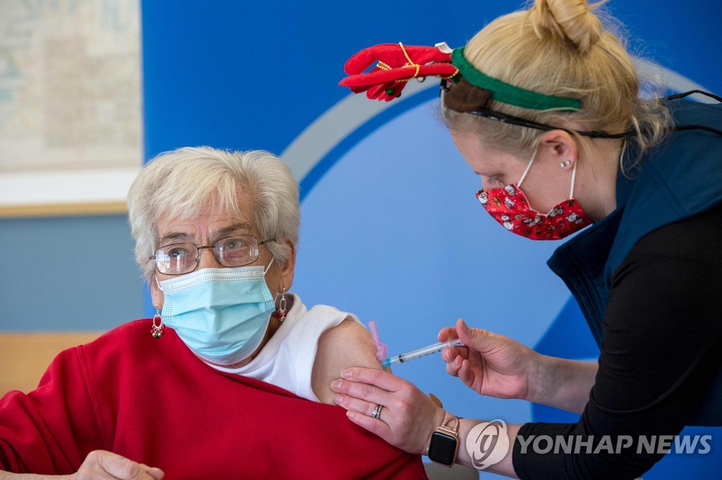 "미국서 백신 불신 누그러져"…크리스마스발 확산 경고음은 증폭