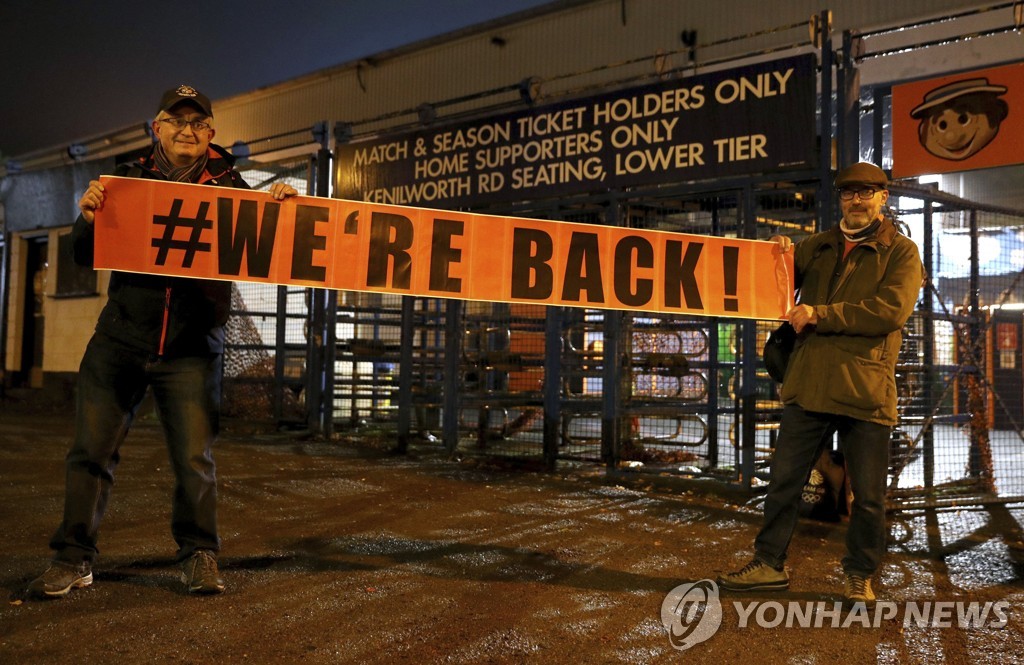 英축구 2∼4부리그 6경기, 266일 만에 유관중…팬 1만명 관전