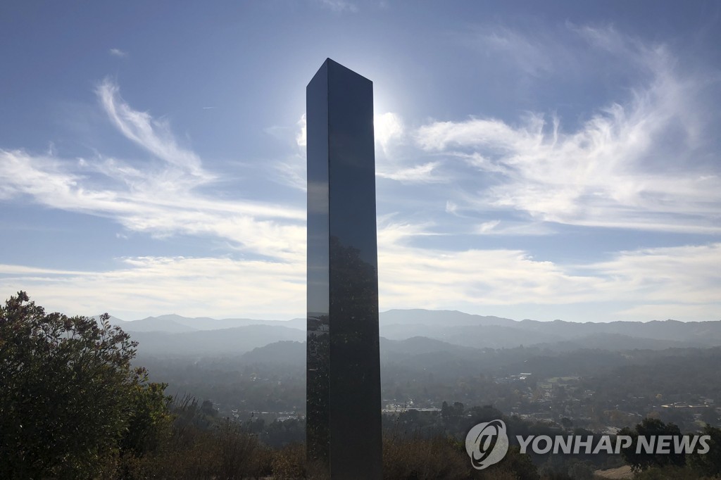 캘리포니아주 정체불명 금속기둥은 예술가 4명의 '작품'