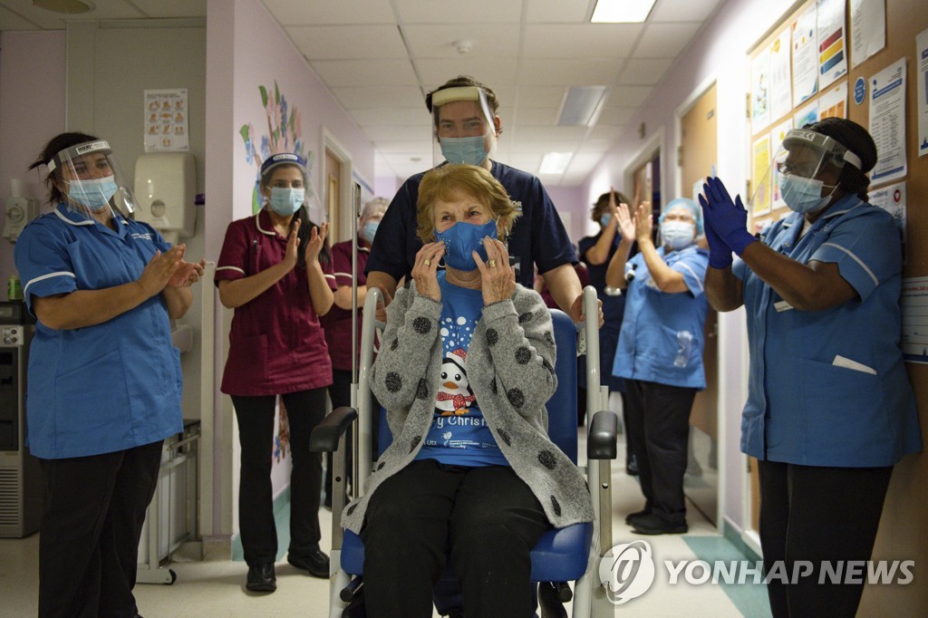 영국, '흥분' 자제령…"대량접종해도 마스크 최소 1년 써야"