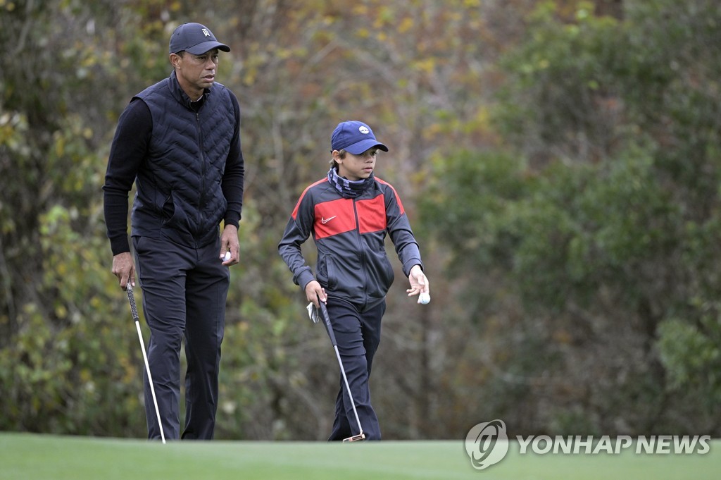 우즈 "골프 치는 아들, 보기 좋아"…토머스 부자와 동반 라운드