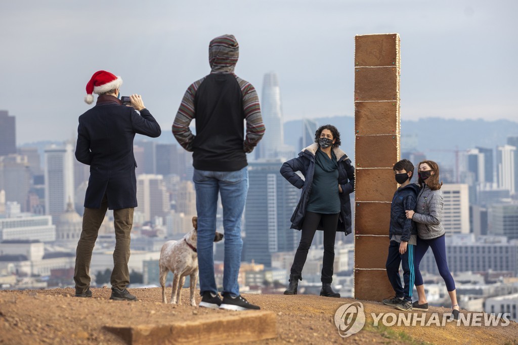 성탄절 샌프란시스코에 '미스터리 생강빵 기둥' 나타나