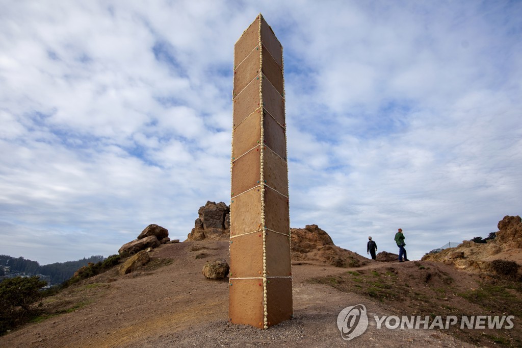 성탄절 샌프란시스코에 '미스터리 생강빵 기둥' 나타나