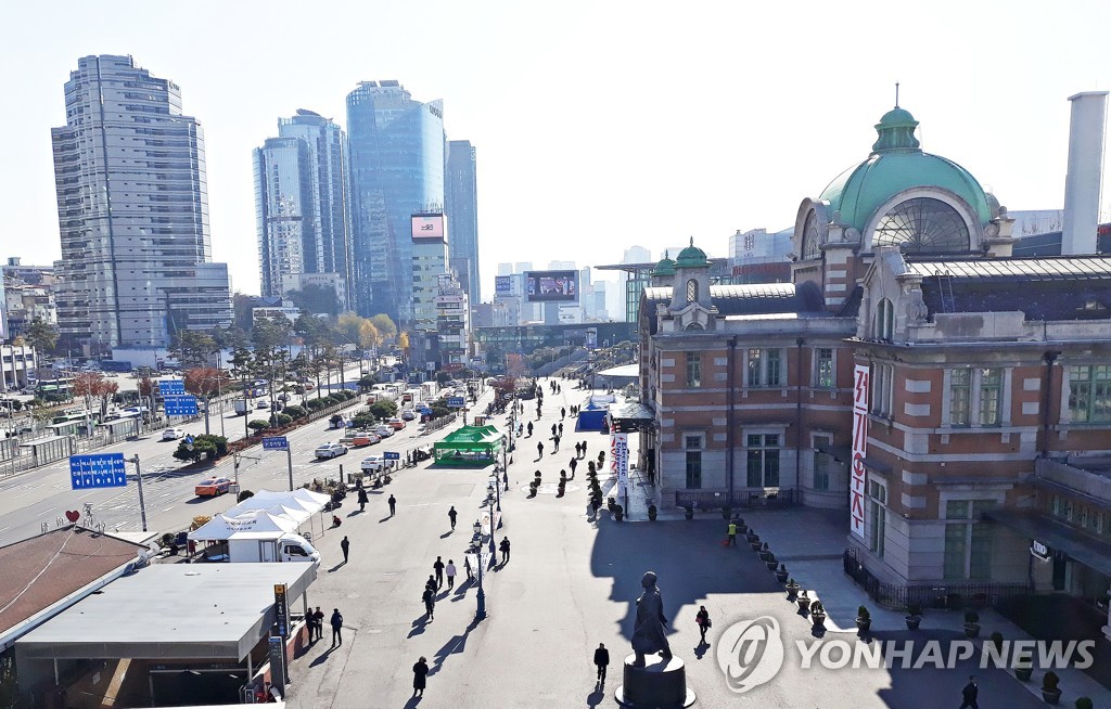 서울역 '현금 나눔' 해프닝…"코로나 위험 때문에 5분만에 해산"