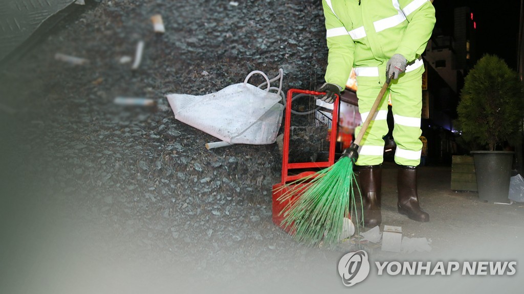 "마구 버려진 코로나19 마스크 15억개 해변으로 밀려와"