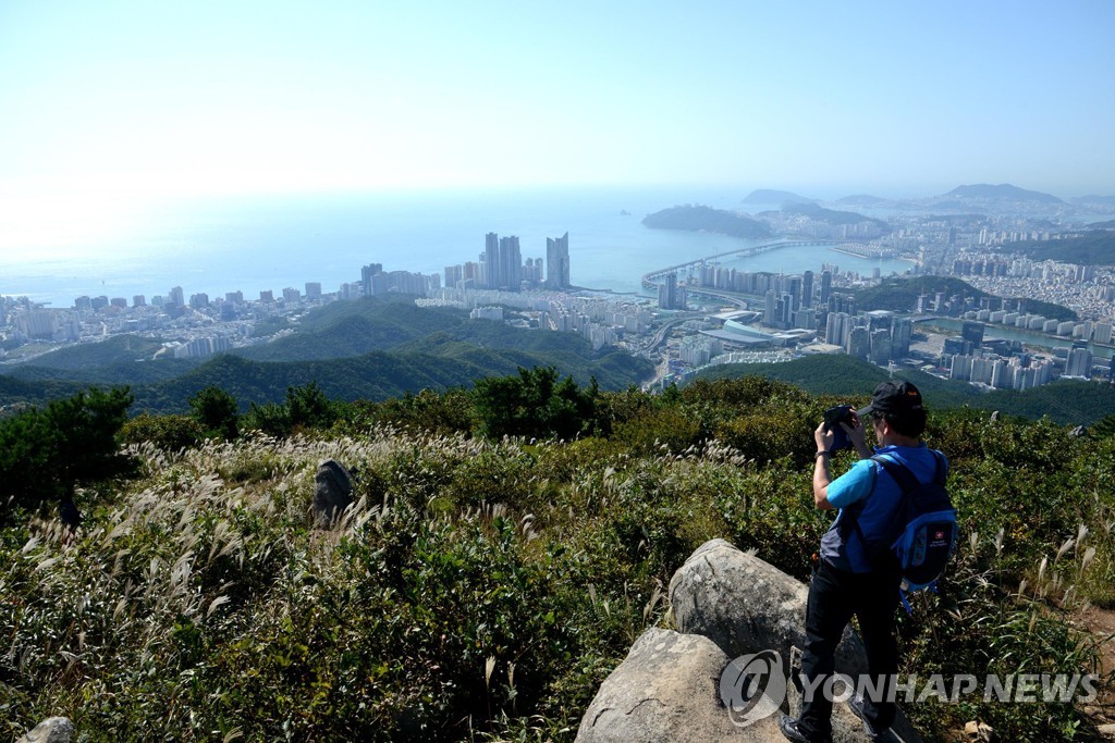 70년만의 해운대 장산 정상 개방 연기…군 시설 철책 먼저 보강