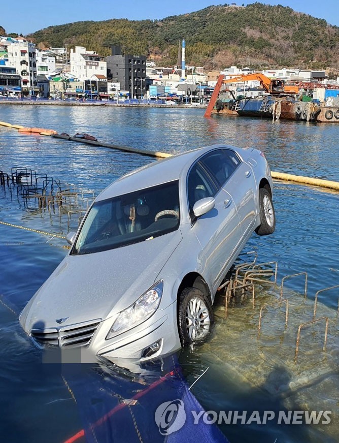 '가속페달을 브레이크로 착각'…70대가 몰던 승용차 바다 추락