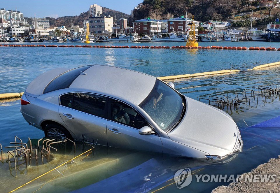 '가속페달을 브레이크로 착각'…70대가 몰던 승용차 바다 추락