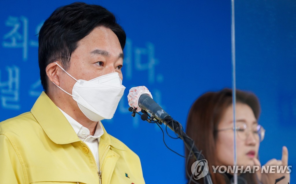 제주 방문객 검사 의무화 '고개 갸웃'…국민 합의·행정력 가능?