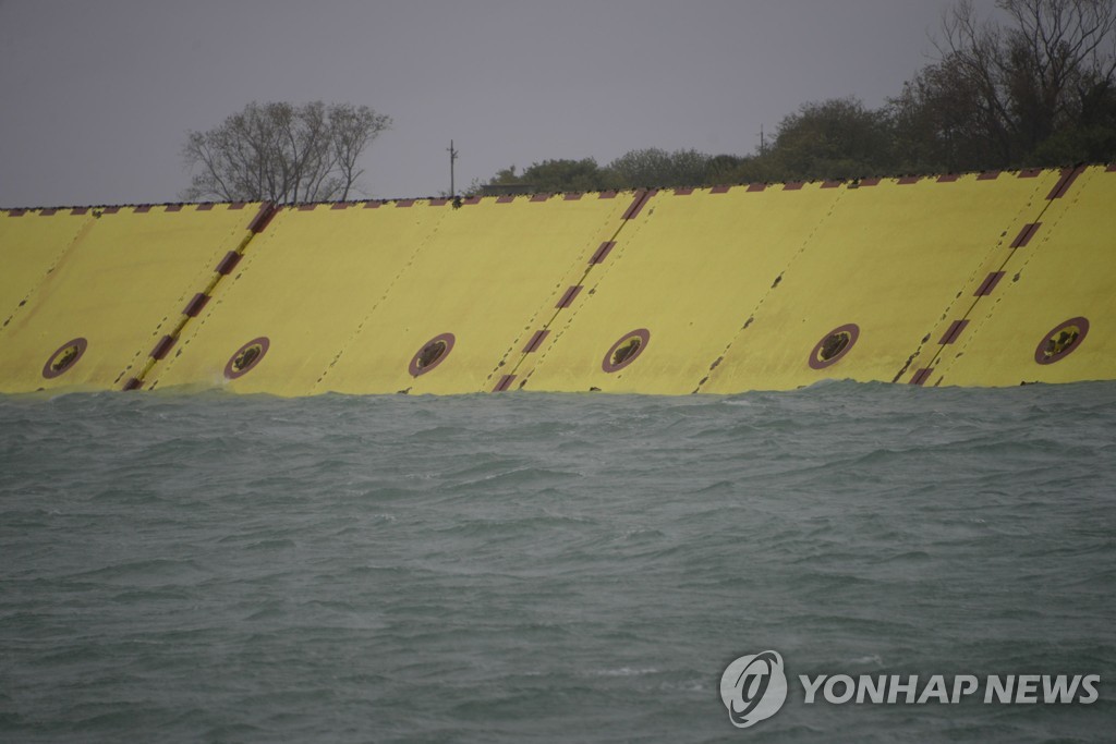 8조원짜리 해상차단벽도 무용지물?…伊베네치아 또 물난리